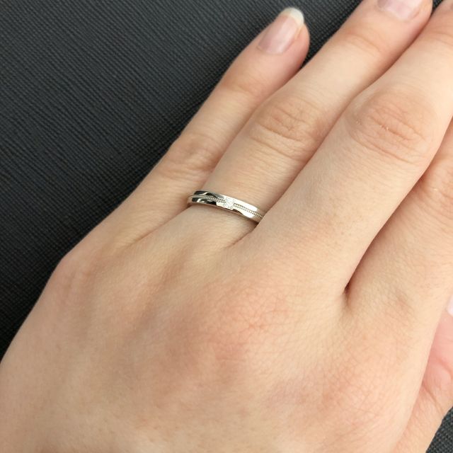 【ラザール ダイヤモンド(LAZARE DIAMOND)の口コミ】 スタイリッシュなデザインが大変気に入りました。鍛造リングで強度が強い…