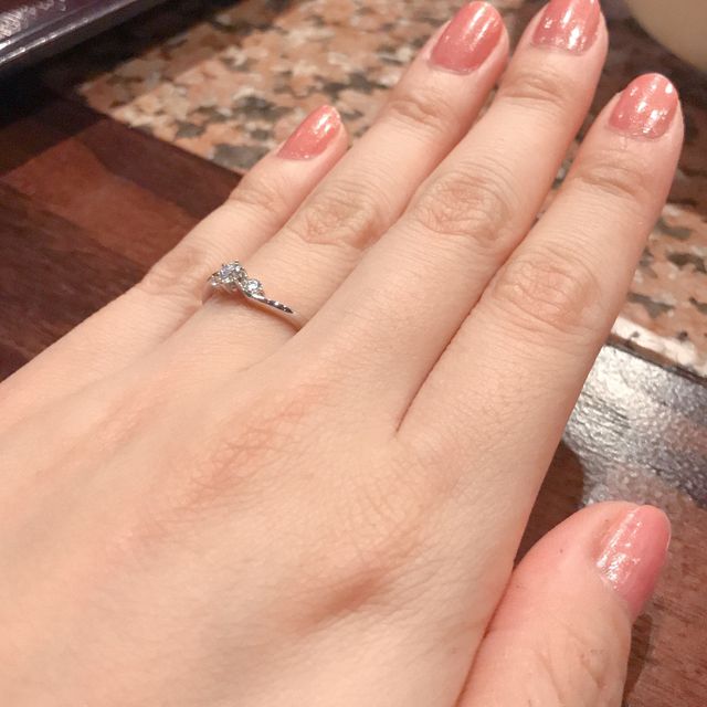 【ROYAL ASSCHER(ロイヤル・アッシャー)の口コミ】 彼が選んでくれたのでなぜこのデザインにしたのかわかりませんが、話を聞…