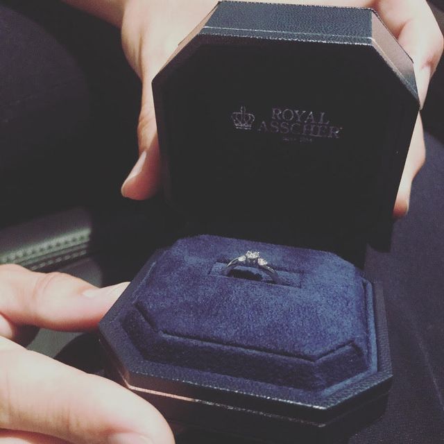 【ROYAL ASSCHER(ロイヤル・アッシャー)の口コミ】 彼が選んでくれたのでなぜこのデザインにしたのかわかりませんが、話を聞…