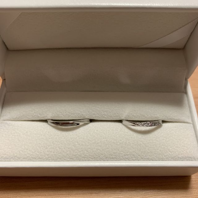 【Pink Dolphin Diamond(ピンクドルフィンダイヤモンド)の口コミ】 形が可愛くて、真ん中、のピンクのダイヤモンドが素敵でした。また、迷っ…