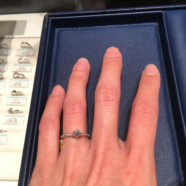 【銀座ダイヤモンドシライシの口コミ】 第一印象で女の子らしいかわいいデザインだと思いました！まずはストレー…