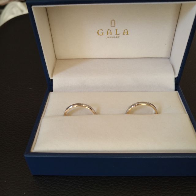 【GALA JEWELRY(ガラジュエリー)の口コミ】 妻の希望です。
幅があり、ゴールドをあしらっている。
石が入っていない…
