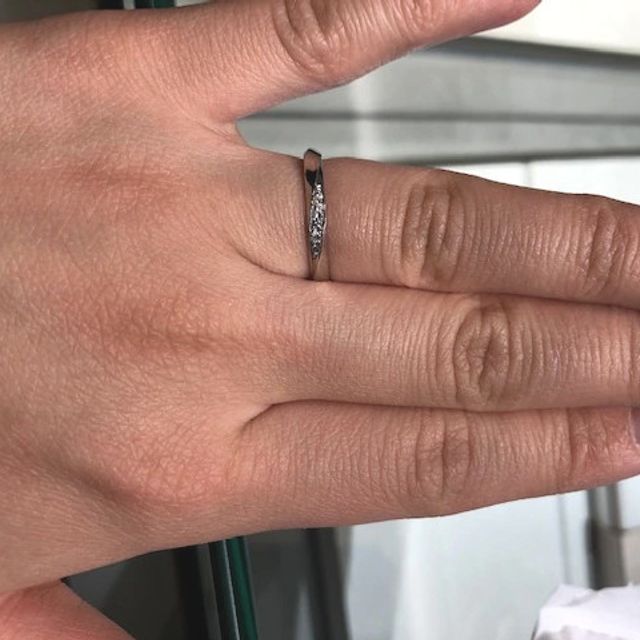 【アイプリモ(I-PRIMO)の口コミ】 斜めに埋め込まれたメレダイヤの輝きが非常に綺麗ですし、細工自体も上品…