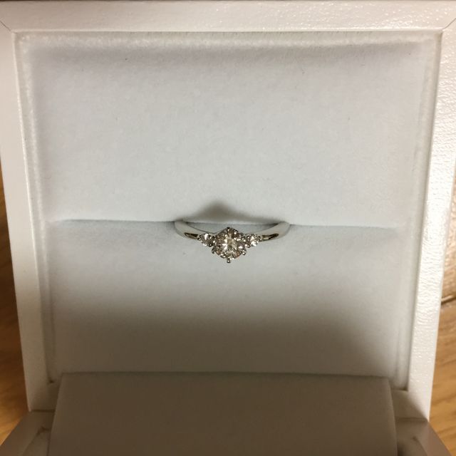 【ギンザタナカブライダル(GINZA TANAKA BRIDAL)の口コミ】 こちらは左右にメレダイヤの付いているデザインです。もう一つ、ブーケア…