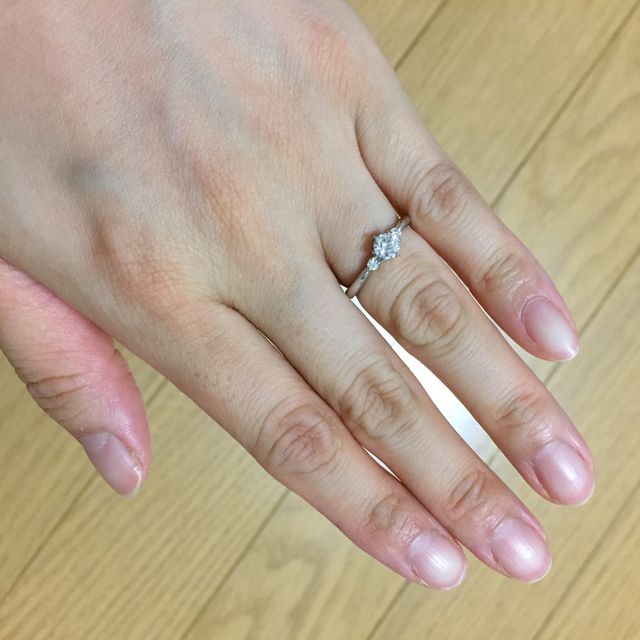 【ギンザタナカブライダル(GINZA TANAKA BRIDAL)の口コミ】 こちらは左右にメレダイヤの付いているデザインです。もう一つ、ブーケア…