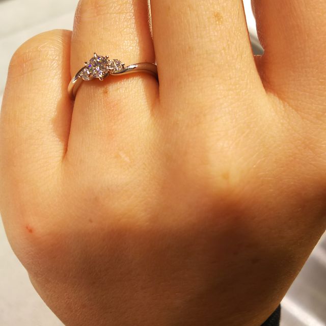 【和光ブライダルブティックギンザの口コミ】 脇石のあるものをいくつか試着させてもらいましたが、脇石自体もある程度…