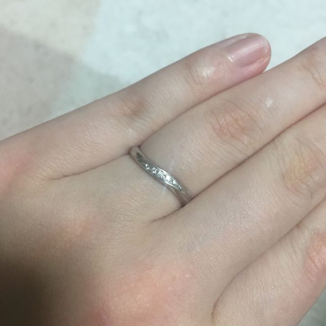 【銀座ダイヤモンドシライシの口コミ】 シンプルデザインが好みで、ダイヤモンドも控えめにと思っていたが、試着…