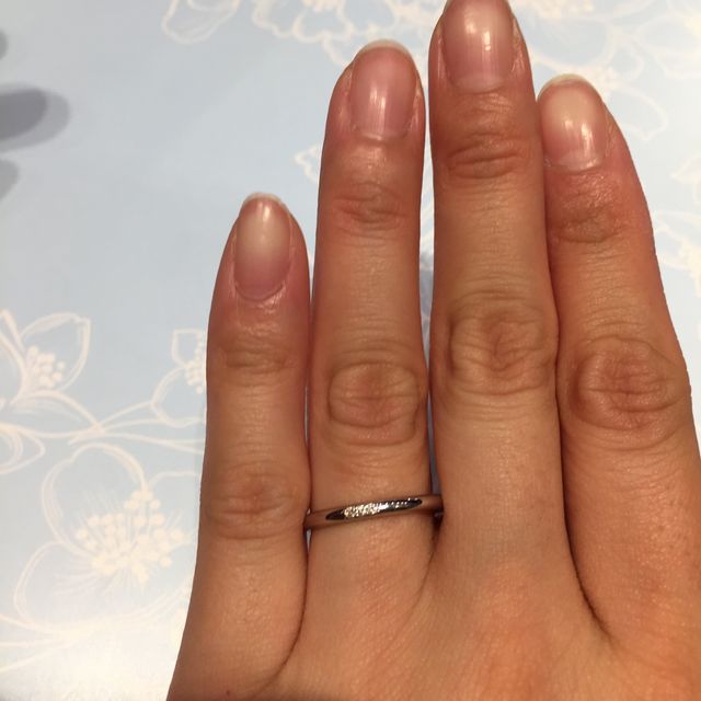 【ヴァンドーム青山(VENDOME AOYAMA)の口コミ】 真ん中に石が埋め込まれてるデザインを探していました。細めのリングなの…