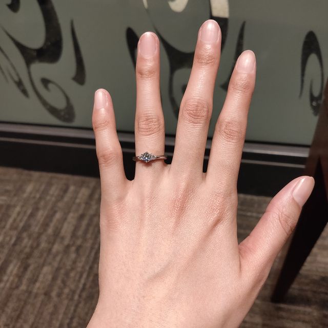 【銀座ダイヤモンドシライシの口コミ】 店員さんの親切さと相性の良さが決め手です。また指輪のシンプルなデザイ…