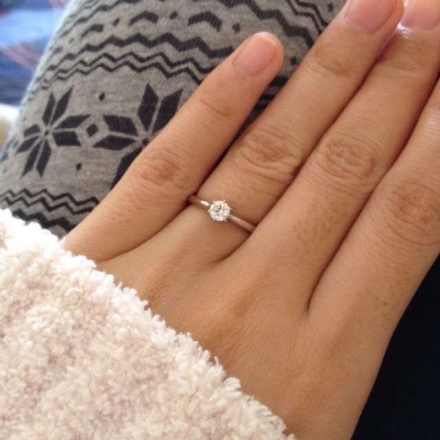 【Disney Cinderella(ディズニー シンデレラ)の口コミ】 シンプルで飽きないデザインだったため。
リングのサイドから見ると「魔法…