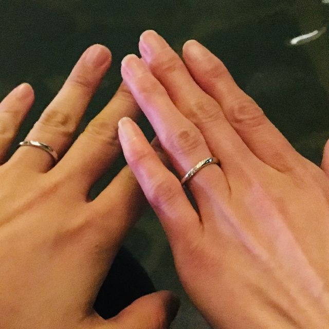 【4℃ BRIDAL(ヨンドシーブライダル)の口コミ】 【指輪のデザイン】シンプルでさりげなくダイヤが付いていてキラキラして…