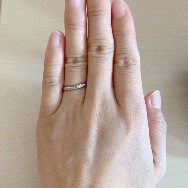 【銀座ダイヤモンドシライシの口コミ】 他社さんの指輪と比べて着け心地がとてもよく、毎日付けるものなので、そ…