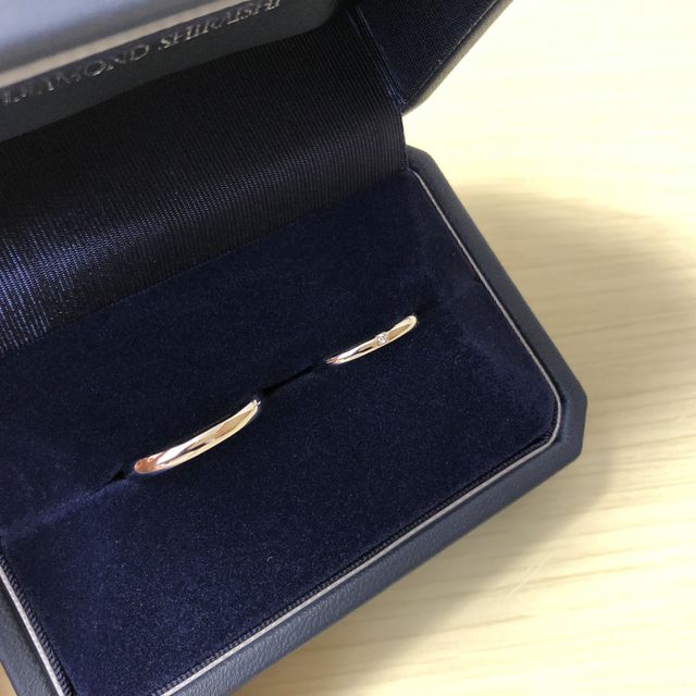 【銀座ダイヤモンドシライシの口コミ】 職業柄シンプルなデザインを選びたいと思っていました。そんな中で、私た…