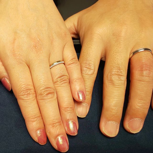 【4℃ BRIDAL(ヨンドシーブライダル)の口コミ】 新郎はシンプルなデザイン、新婦はプラチナとゴールドのコンビのリングを…