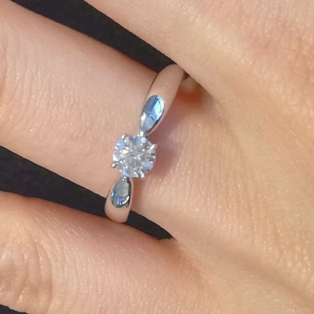 【エクセルコダイヤモンド(EXELCO DIAMOND)の口コミ】 毎日着ける事を前提に選びました。色々なファッションに合わせやすいシン…