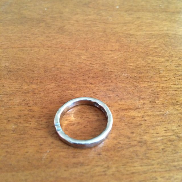 【市松の口コミ】 この指輪は職人の方がオーダーを受けてから一本の地金を何回も何回も打ち…