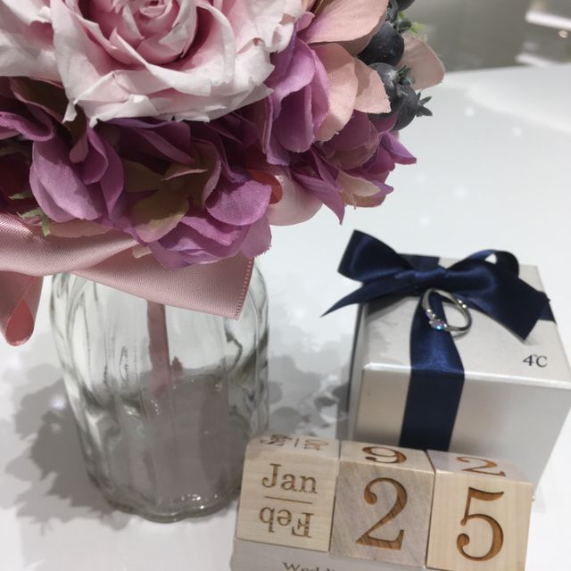 【4℃ BRIDAL(ヨンドシーブライダル)の口コミ】 リングのかたちがきれいに対称になっていて気に入りました。ダイヤの配列…