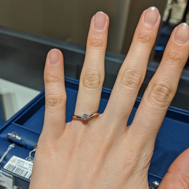 【銀座ダイヤモンドシライシの口コミ】 指の関節の節がしっかりしているタイプなので、V字のデザインを勧められま…