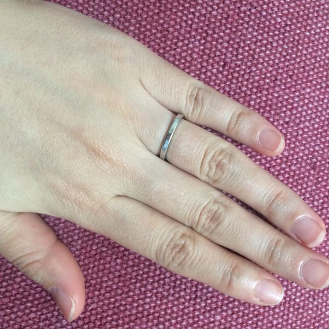 【ティファニー(Tiffany & Co.)の口コミ】 婚約指輪（ハーフエタニティー）と重ね付けできるデザインで、素材は手持…