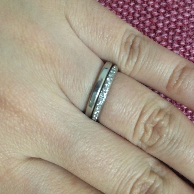 【ティファニー(Tiffany & Co.)の口コミ】 婚約指輪（ハーフエタニティー）と重ね付けできるデザインで、素材は手持…