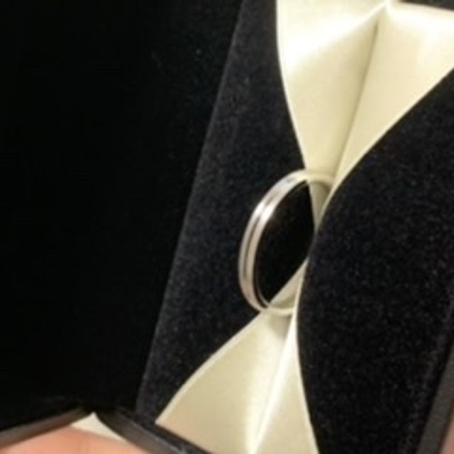 【銀座ダイヤモンドシライシの口コミ】 指輪のデザインと価格で決めました。指輪にラインが入っているので、派手…