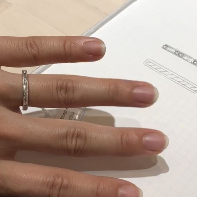 【FRAU KOBE JAPAN(フラウ コウベ ジャパン)の口コミ】 どこにもないデザインだと思います。スクエアな形のダイヤが個性的で、ス…