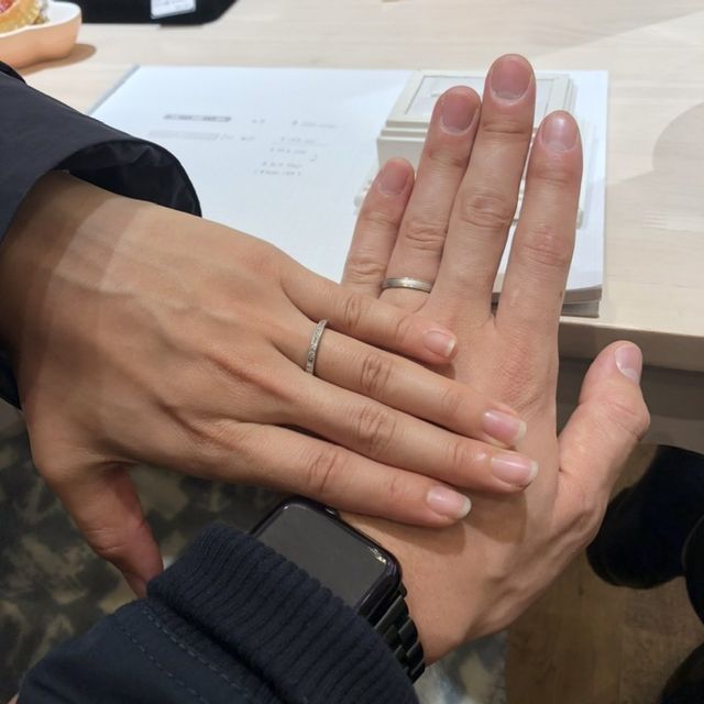 【FRAU KOBE JAPAN(フラウ コウベ ジャパン)の口コミ】 どこにもないデザインだと思います。スクエアな形のダイヤが個性的で、ス…