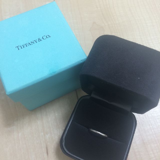 【ティファニー(Tiffany & Co.)の口コミ】 旦那さんよりティファニーの婚約指輪を贈られたので、結婚指輪も揃えまし…