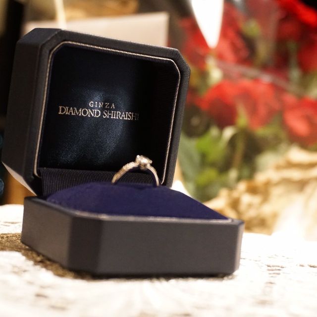 【銀座ダイヤモンドシライシの口コミ】 指輪の決めては豊富なデザインの
中からかわいくて値段も
高すぎないもの…