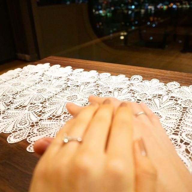 【銀座ダイヤモンドシライシの口コミ】 指輪の決めては豊富なデザインの
中からかわいくて値段も
高すぎないもの…