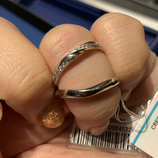 【銀座ダイヤモンドシライシの口コミ】 仕事中でもつけられるような、シンプルなデザインを探してました。シンプ…