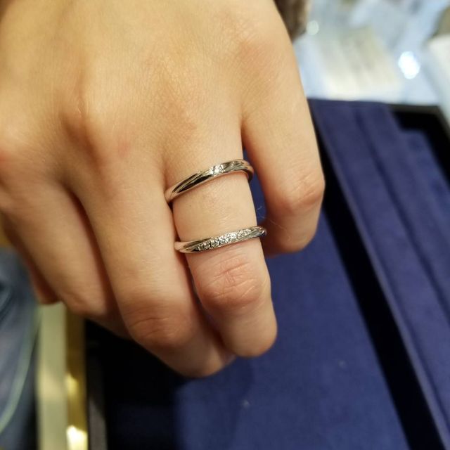 【4℃ BRIDAL(ヨンドシーブライダル)の口コミ】 いままで指輪を着けたことがほぼなかったが、ウェーブタイプの指輪はとて…