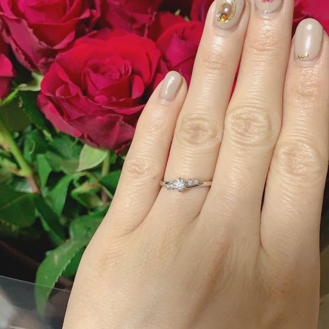 【LUCIE(ルシエ)の口コミ】 曲線のデザインと特殊なダイヤで決めました。
主張が強すぎず普段使いから…