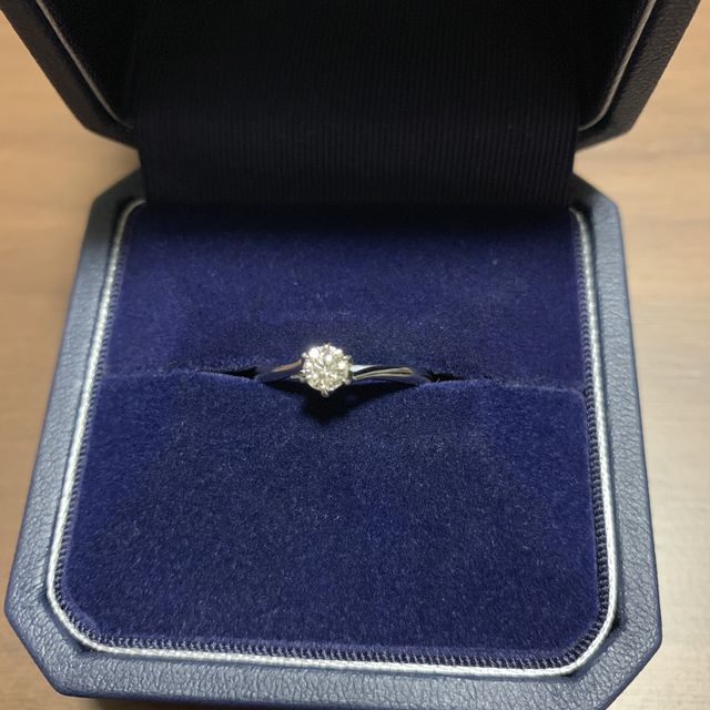【銀座ダイヤモンドシライシの口コミ】 私は強度.デザイン.結婚指輪と一緒に使える物を考えて婚約指輪を選びまし…