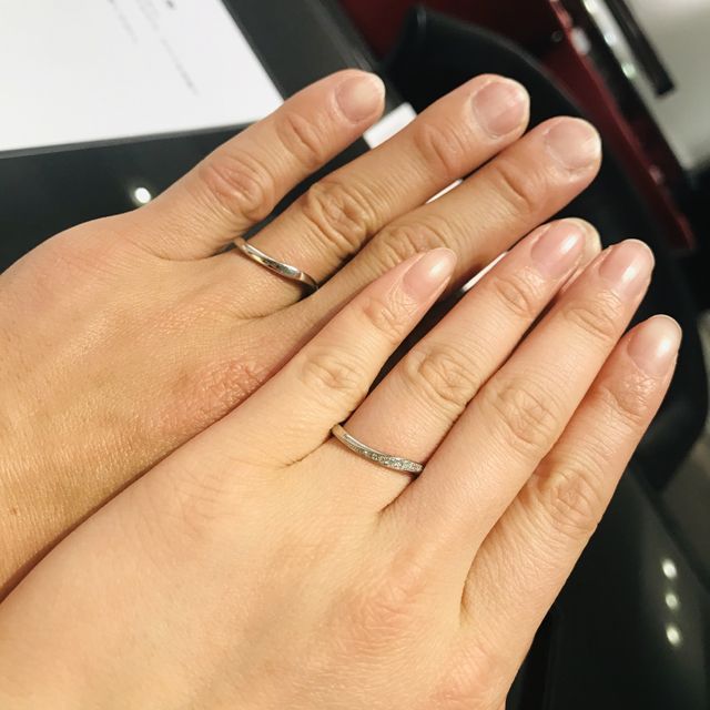 【エクセルコダイヤモンド(EXELCO DIAMOND)の口コミ】 私たちは、カーブが効いている指輪を探していました。エクセルコでは、表…