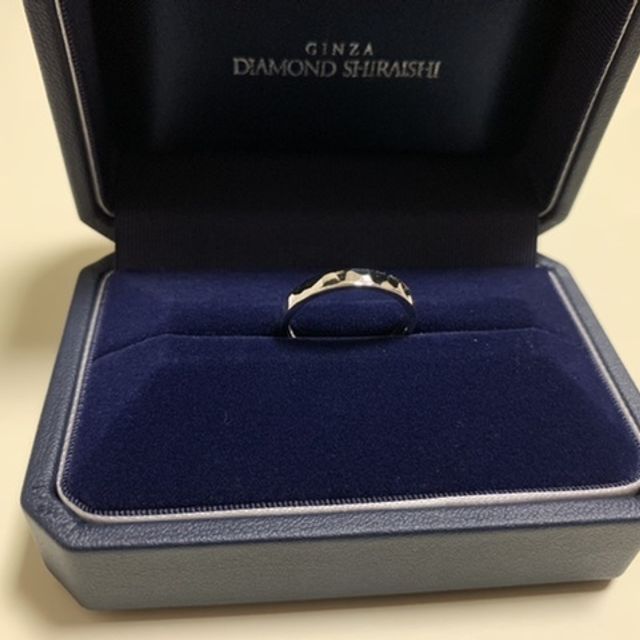 【銀座ダイヤモンドシライシの口コミ】 独特のつち目加工がされた結婚指輪です。光に当たるとキラキラし、まるで…