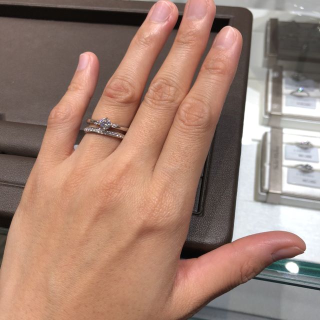 【アイプリモ(I-PRIMO)の口コミ】 細身ですがとても輝きがあります。他の指輪もシンプルですが、華やかさが…