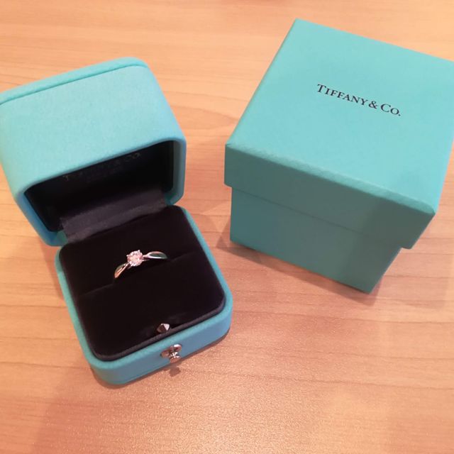 【ティファニー(Tiffany & Co.)の口コミ】 何歳でもつけれるものがよくて、シンプルなものを選びました。また、結婚…
