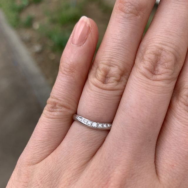 【ROYAL ASSCHER(ロイヤル・アッシャー)の口コミ】 立爪タイプの婚約指輪と重ね付けしたかったので、U字のデザイン。もともと…