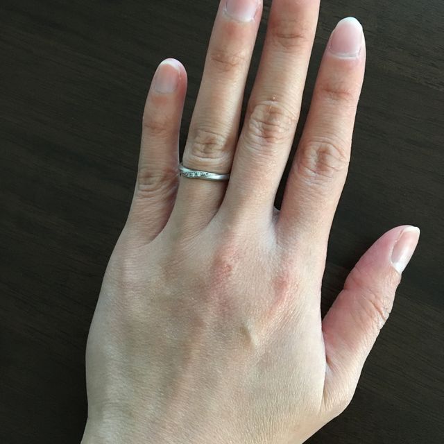 【アイプリモ(I-PRIMO)の口コミ】 斜めに入ったデザインで小さいダイヤが3つ付いているのがかわいくて気に入…