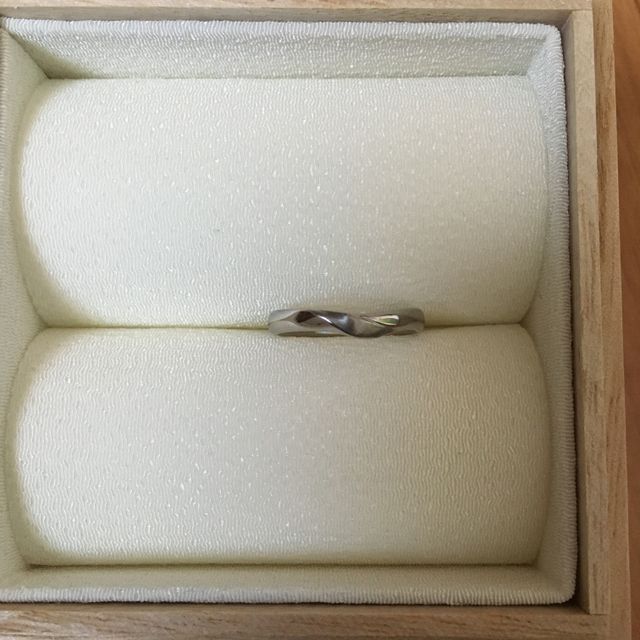 【彩乃瑞(IRONOHA)の口コミ】 シンプルなデザインですが、指輪自体もしっかりとしており満足いく仕上が…