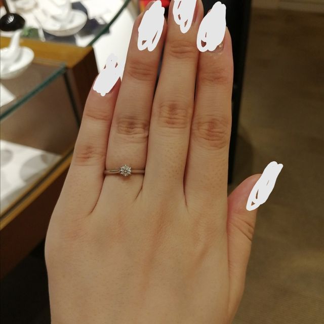 【銀座ダイヤモンドシライシの口コミ】 たくさん試着させていただきましたが、もともと王道なデザインの婚約指輪…