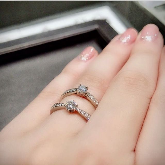 【ラザール ダイヤモンド(LAZARE DIAMOND)の口コミ】 レール留めタイプのサイドメレ。6つ爪タイプです。4つ爪より6つ爪の方がか…