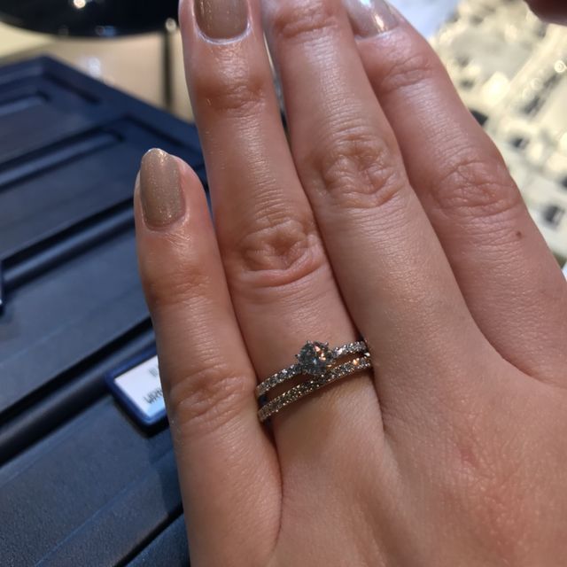 【ROYAL ASSCHER(ロイヤル・アッシャー)の口コミ】 サイドのデザインがハーフエタニティのような指輪を探していました。ダイ…