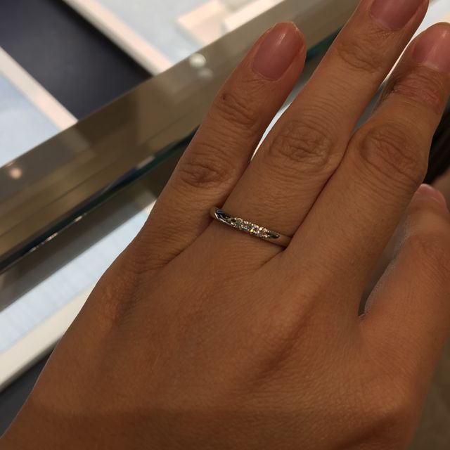 【MIKIMOTO(ミキモト)の口コミ】 ストレートの形にダイヤのついたシンプルなデザインの指輪です。飽きのこ…