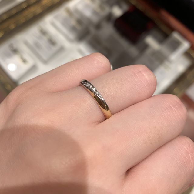 【ケイウノ ブライダル(K.UNO BRIDAL)の口コミ】 メレダイヤを使った結婚指輪を探していてこちらに伺いました。華奢なデザ…
