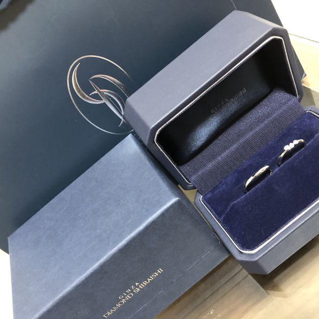 【銀座ダイヤモンドシライシの口コミ】 日本人の指が綺麗に見えるウェーブ型で、つける際もスムーズに入るリング…