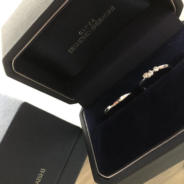 【銀座ダイヤモンドシライシの口コミ】 日本人の指が綺麗に見えるウェーブ型で、つける際もスムーズに入るリング…