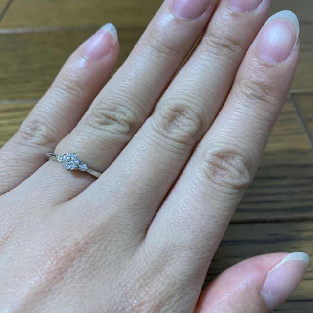 【ラザール ダイヤモンド(LAZARE DIAMOND)の口コミ】 ダイヤモンドが虹色に輝いていて、他のダイヤモンドと比べても輝きがウリ…