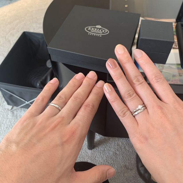 【エクセルコダイヤモンド(EXELCO DIAMOND)の口コミ】 先に選んだ同ブランドの婚約指輪と重ね付けした際にぴったりくるようなデ…